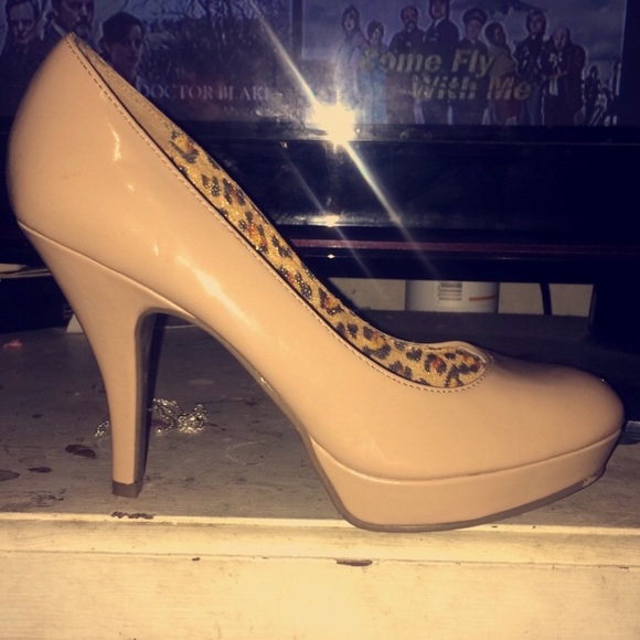 Nude Kenneth Cole heels - Picture 1 of 2