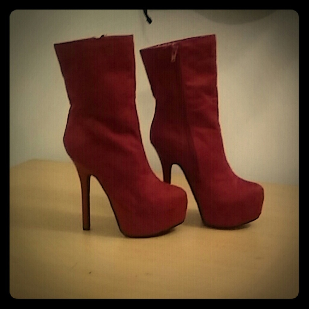 FREE GIFT W/ PURCHASE Faux suede platform boots