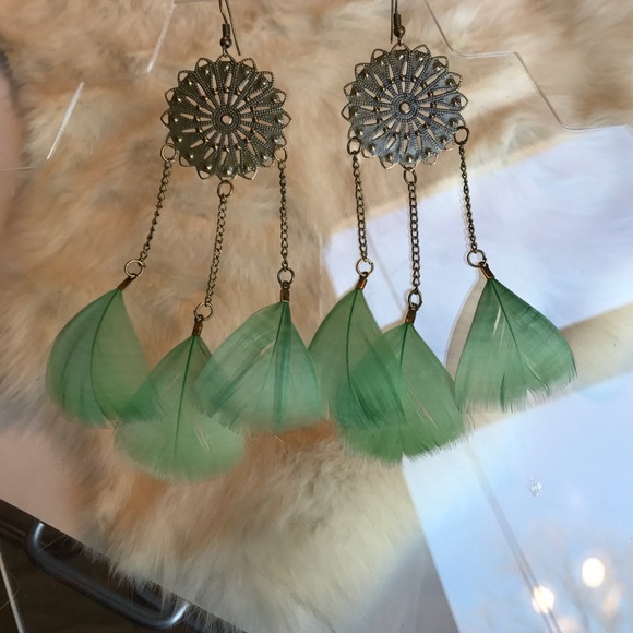 FESTIVAL FEATHER GREEN EARRINGS - Picture 3 of 4