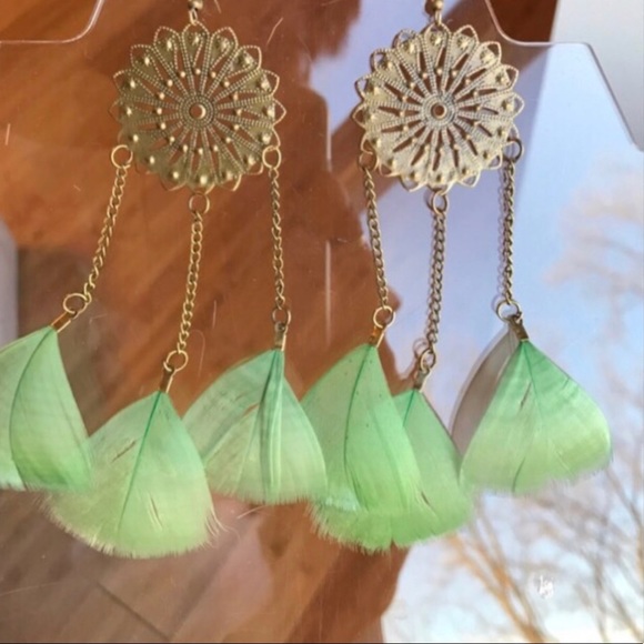 FESTIVAL FEATHER GREEN EARRINGS - Picture 2 of 4