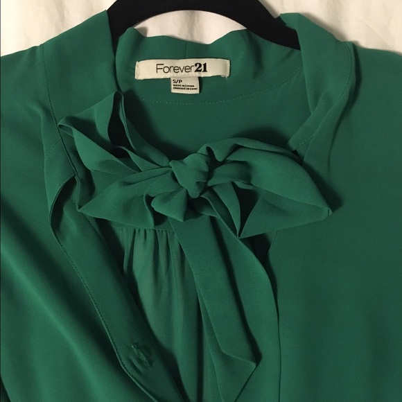 Green button down top with bow tie! - Picture 2 of 3