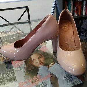 Clarks artisan nude leather heels - new