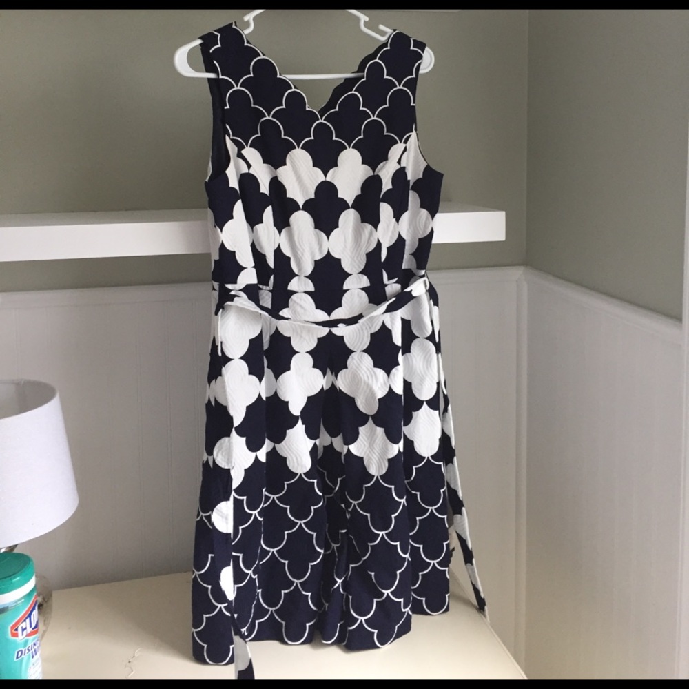 Gorgeous scalloped Talbots Dress