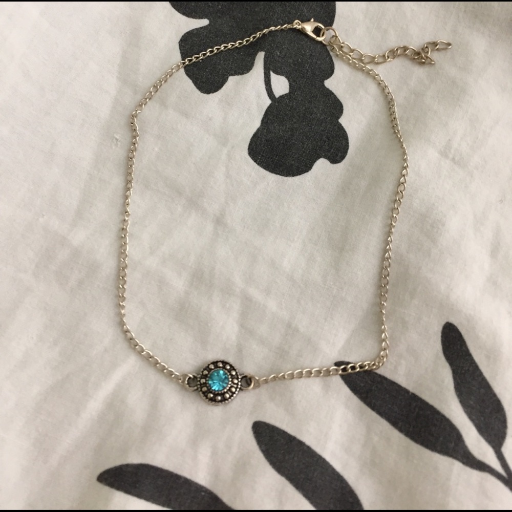 Silver choker with pretty jewel in the middle