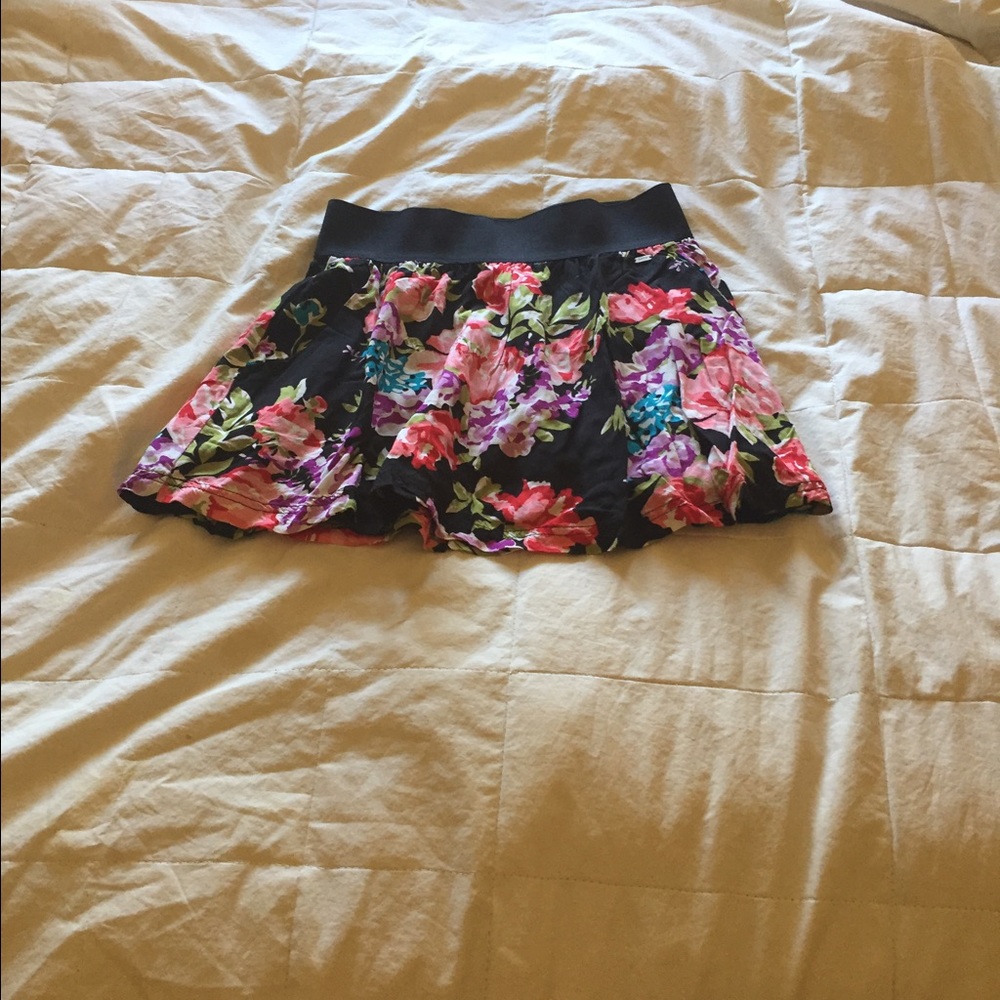 🌹 Aeropostale Floral mini skirt Small