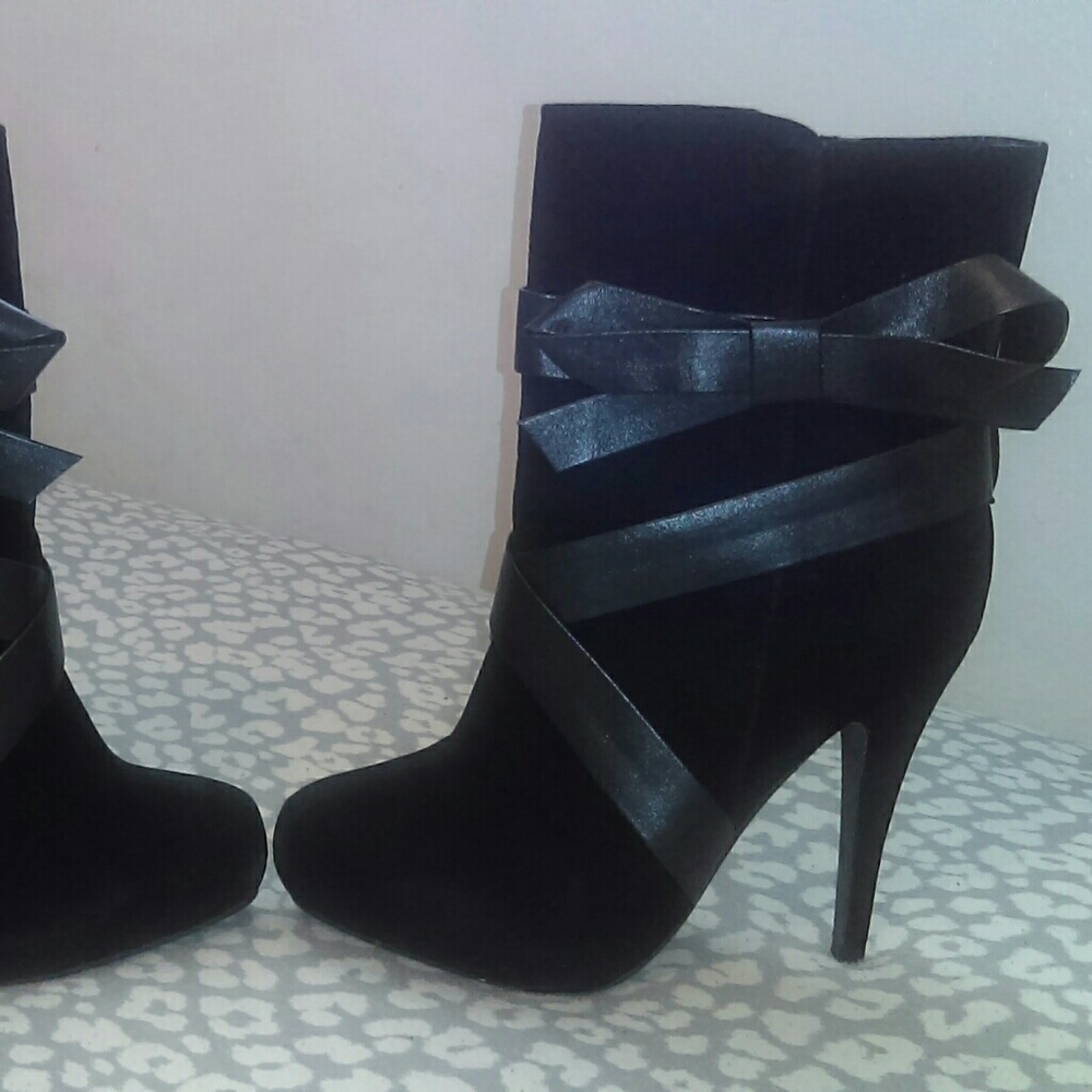 Shoe Dazzle black boots with awesome bow!