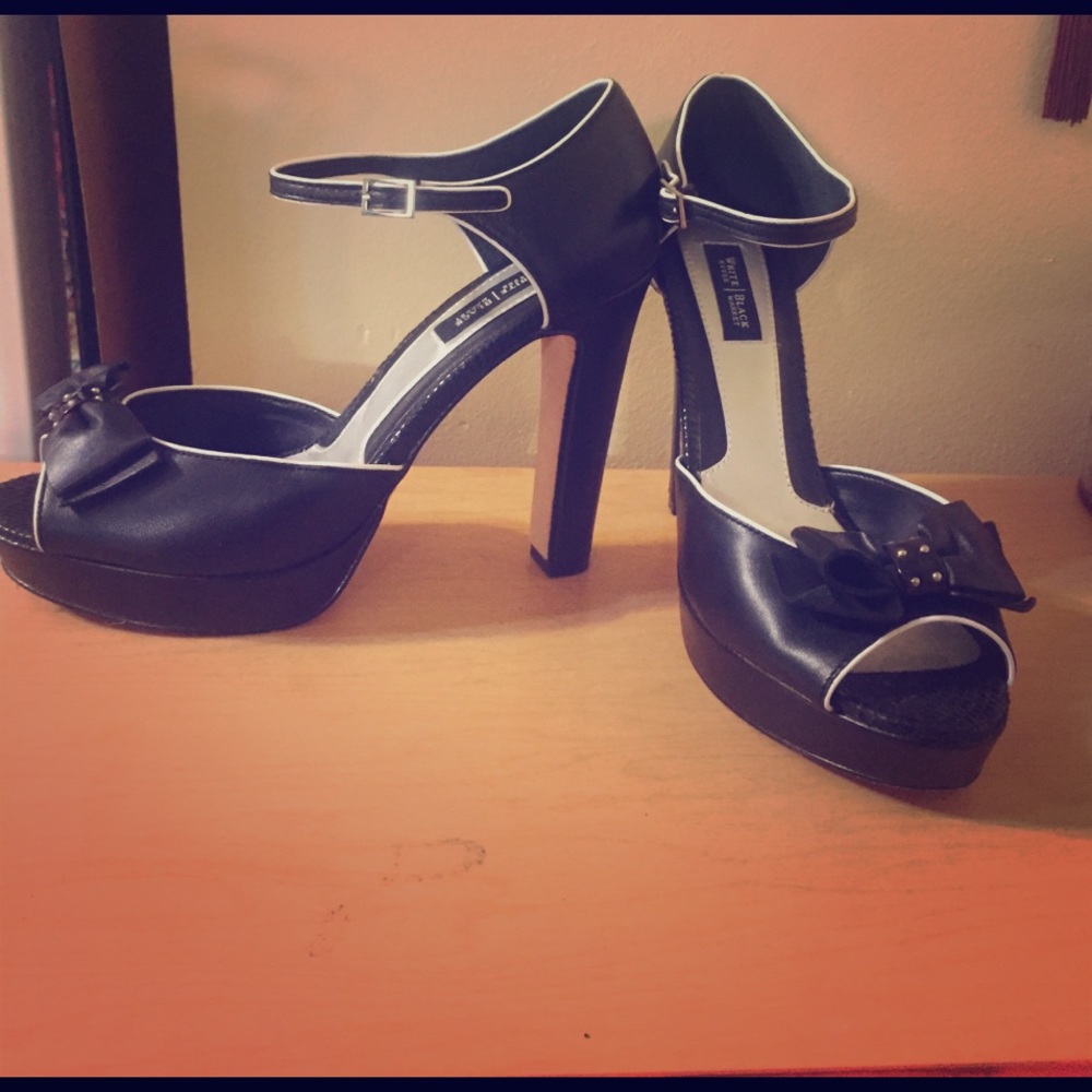 ✨SOLD via Vinted✨ WHBM Strappy Heeled Sandals.