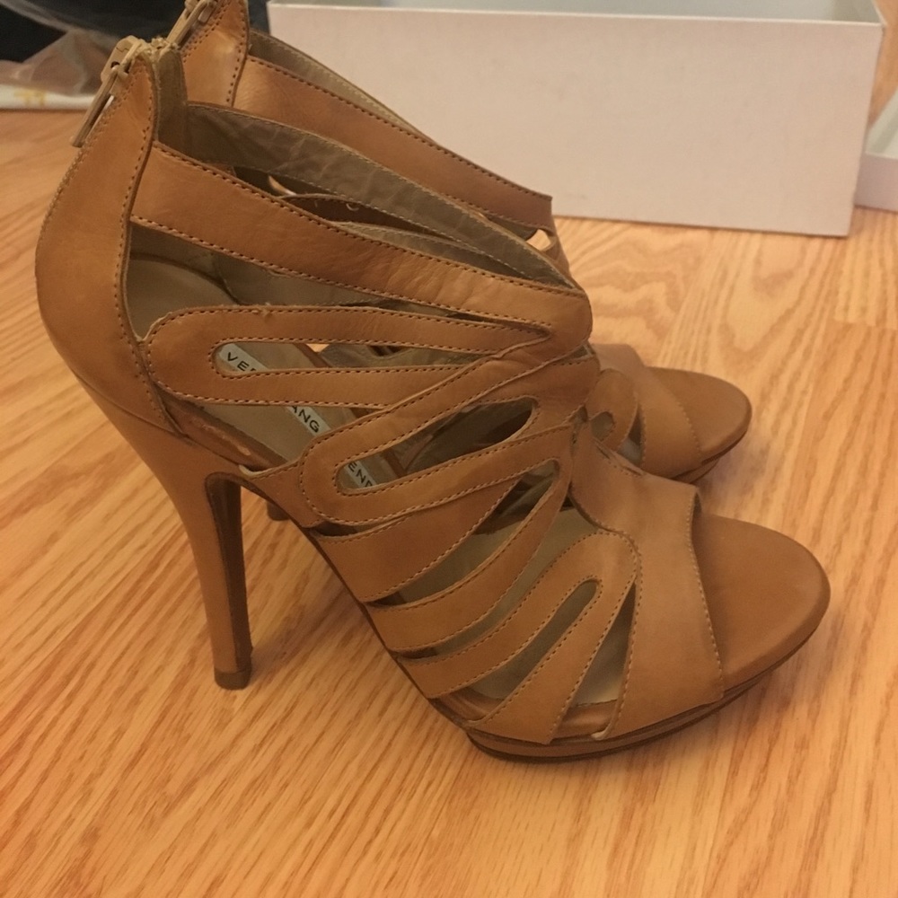 Brand new Vera Wang heels size 6!