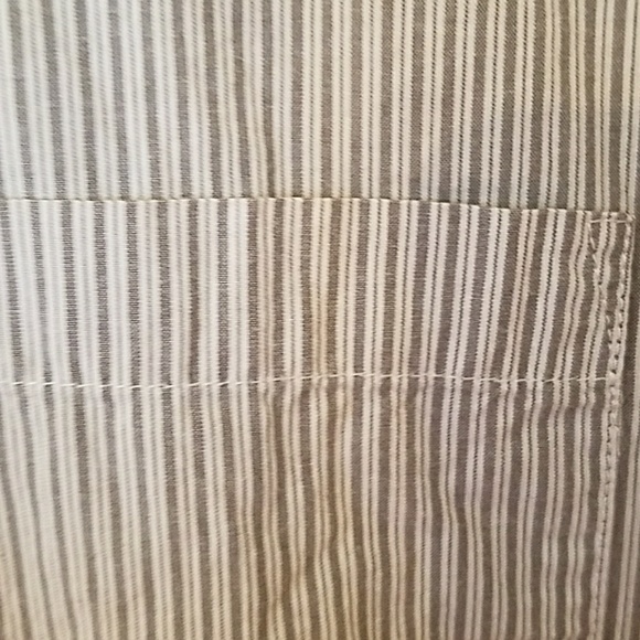 Button down - Picture 3 of 3