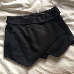 ☀️SPRING CLEANING☀️ Zara asymmetrical skort!