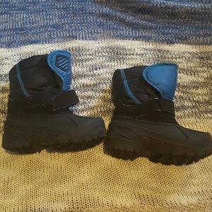 Snow boots