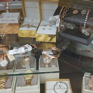 Meet your Posher, Elona