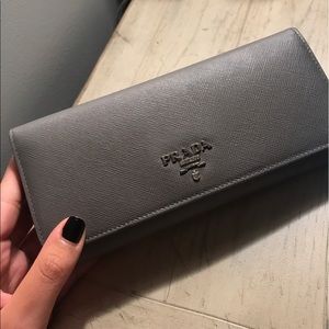 Prada wallet! 100% authentic