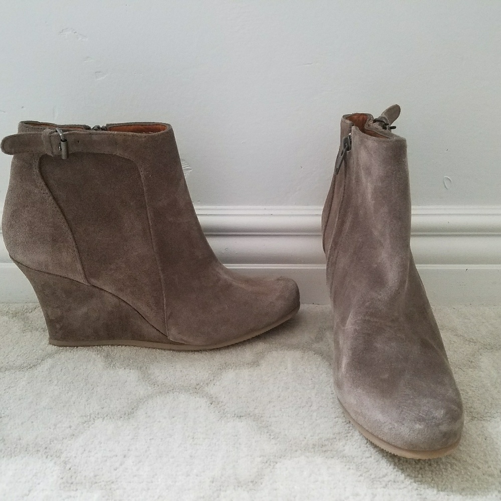 NEW Lanvin Suede Wedges
