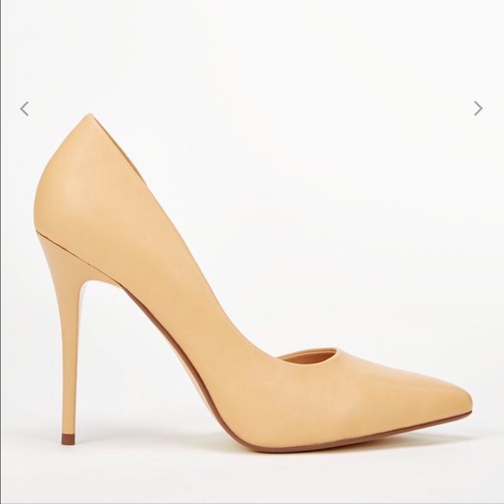 SOLD Nude pumps