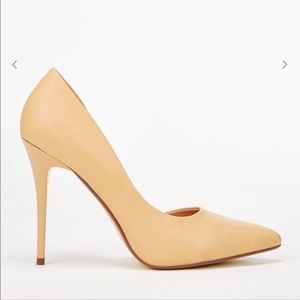 SOLD Nude pumps