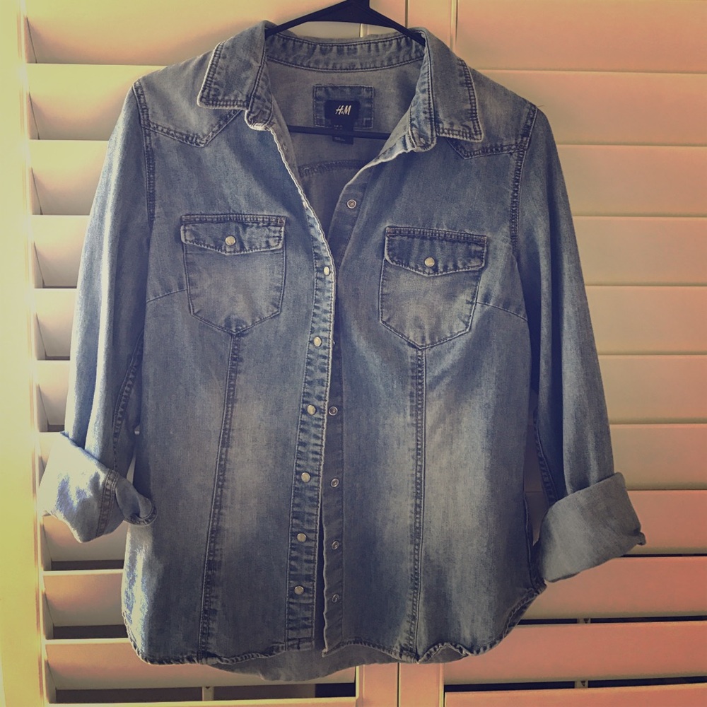 ❤️ Lovely denim H&M button up shirt w/ pearl snaps