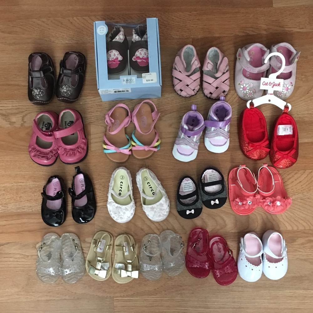 17 pairs of girl shoes size NB - 3