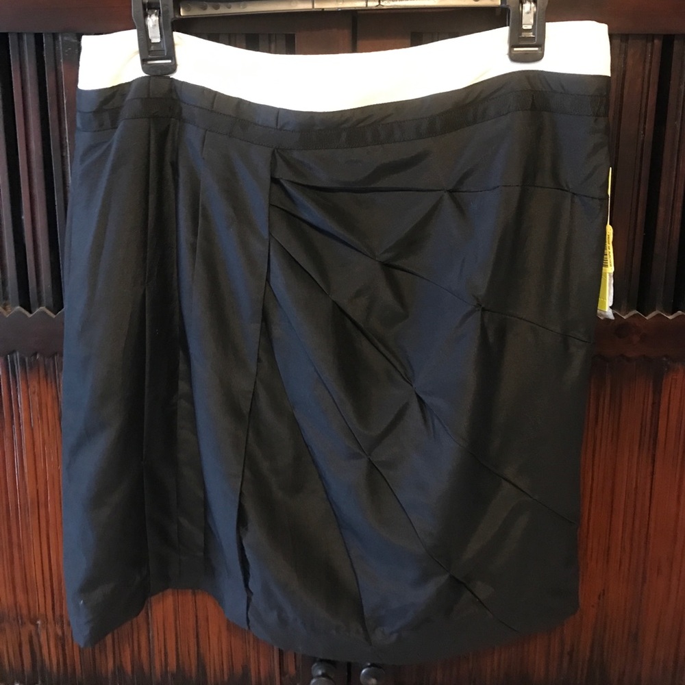NWT Gianni Bini black and cream skirt. Size 8.