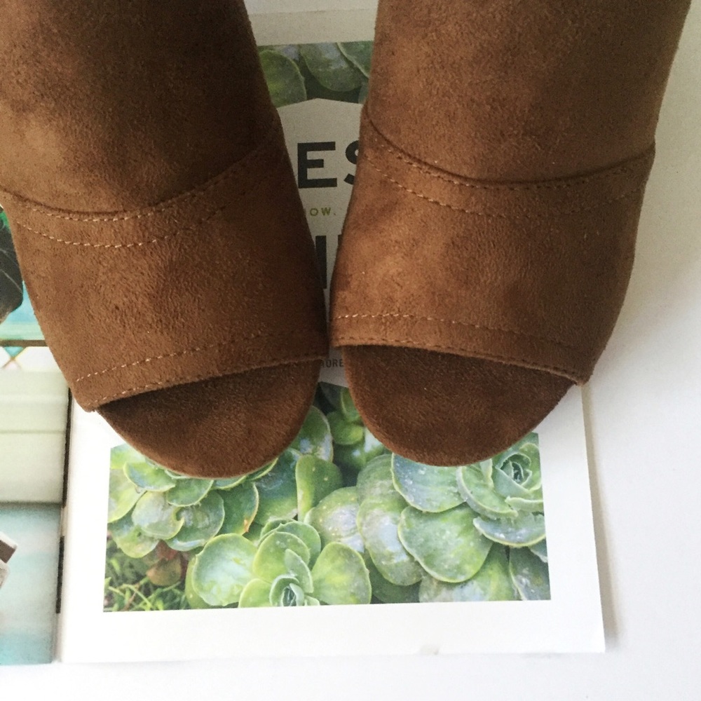 Camel colored sling back heel sandal. 1 LEFT!!! - Picture 2 of 8