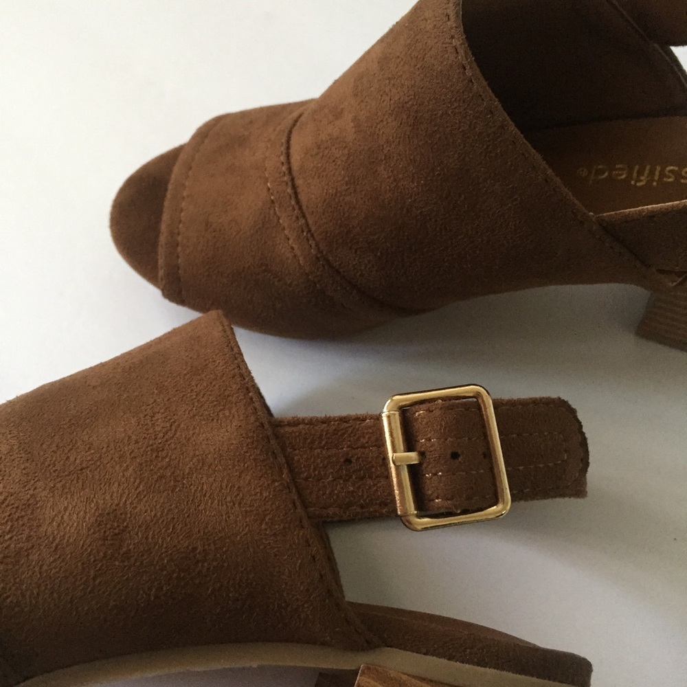 Camel colored sling back heel sandal. 1 LEFT!!! - Picture 6 of 8