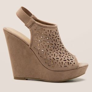 Chinese Laundry sz 8 beige cutout faux suede wedge