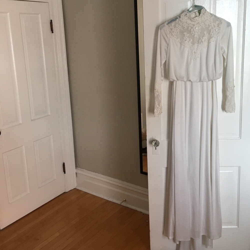 Vintage 1980s White long sleeve lace wedding dress