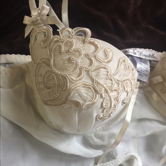 Beautiful bridal lingerie.  Size m.  NWT - Picture 2 of 5
