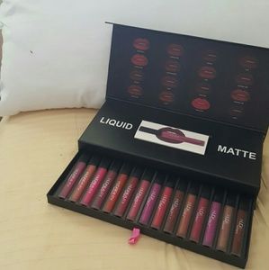 **SOLD** Huda Beuty matte lipstick pallette