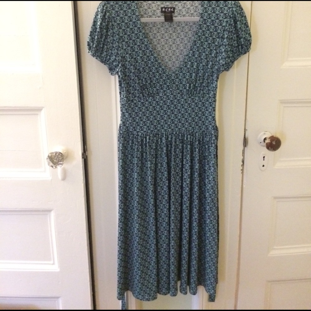 Cute BCBG Paris dress in striking pattern Sz L