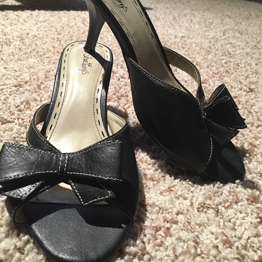 Heels with bow