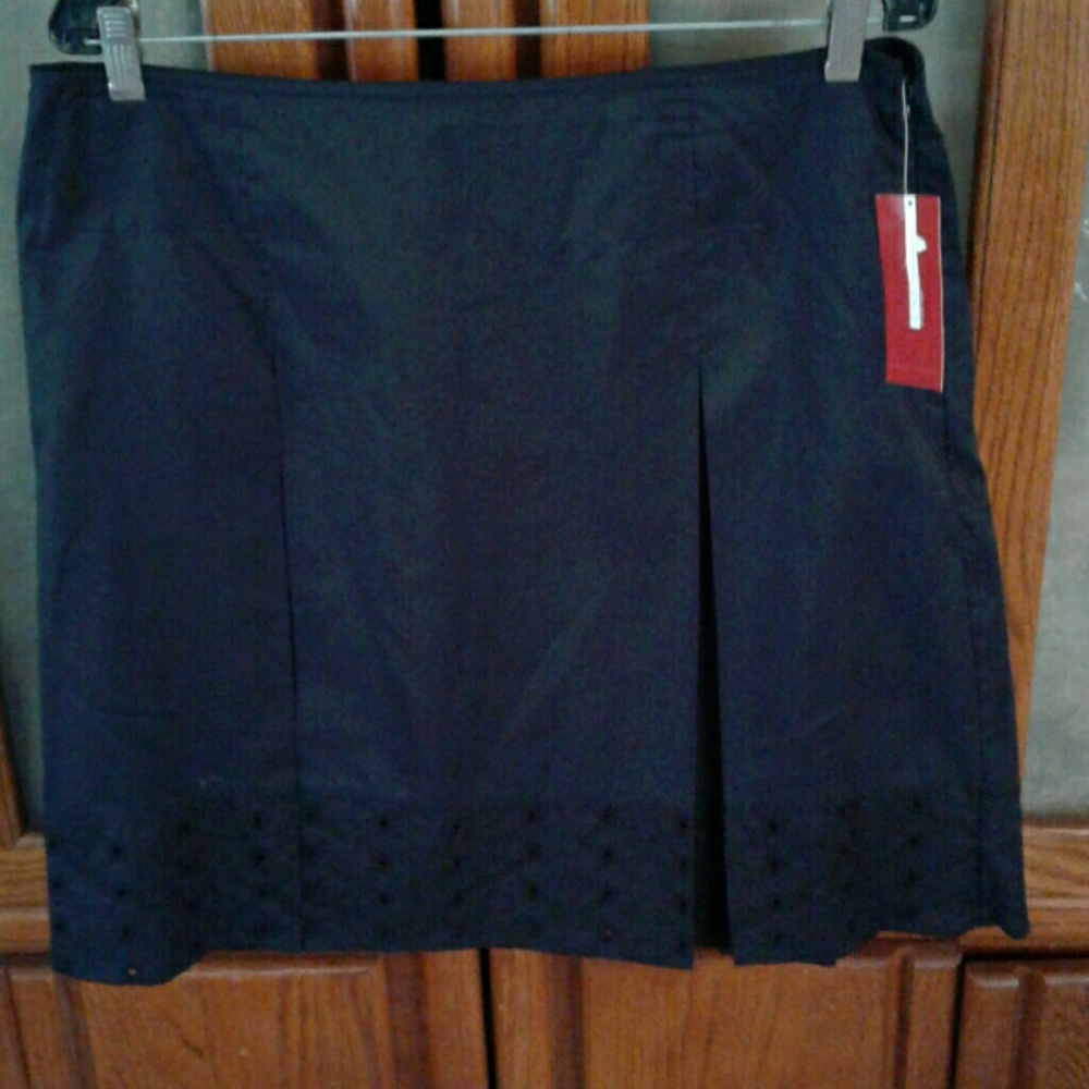 NINE & COMPANY BLACK PLEATED SKIRT EYELET DETAILS - Picture 1 of 3