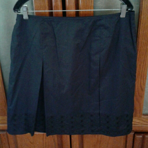 NINE & COMPANY BLACK PLEATED SKIRT EYELET DETAILS - Picture 2 of 3