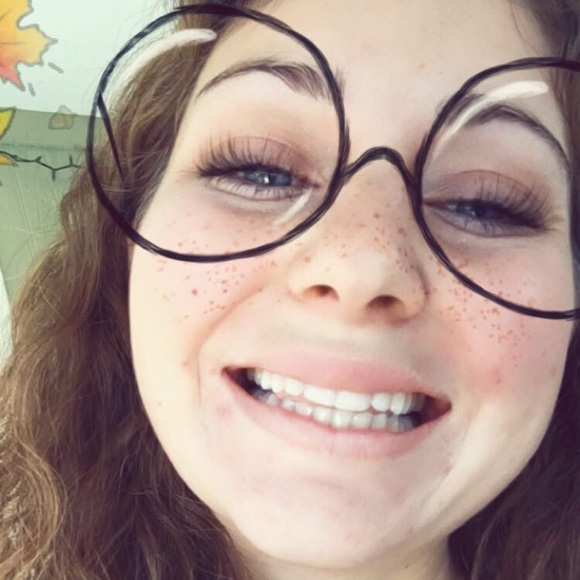 Meet your Posher, Emily - Picture 4 of 4