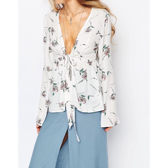 ❗️LAST❗️White Floral Front Tie Flare Sleeve Top - Picture 3 of 4