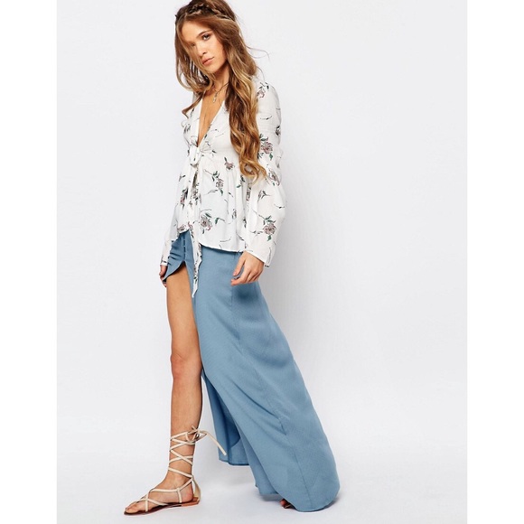 ❗️LAST❗️White Floral Front Tie Flare Sleeve Top - Picture 4 of 4