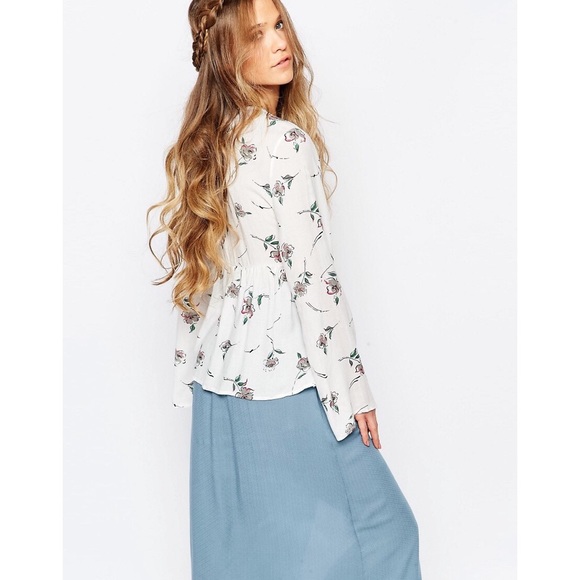 ❗️LAST❗️White Floral Front Tie Flare Sleeve Top - Picture 2 of 4