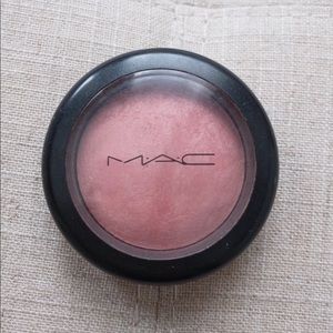 MAC blush in "Dainty"