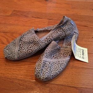 Grey lace Toms