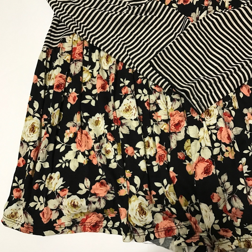 Black/Gray Striped top w Floral Flounce top -TO-65 - Picture 5 of 8
