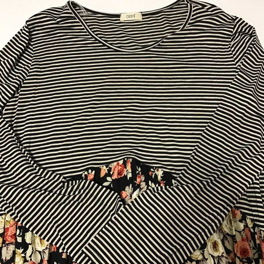 Black/Gray Striped top w Floral Flounce top -TO-65 - Picture 6 of 8