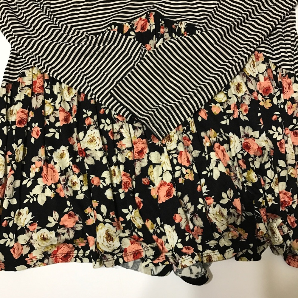Black/Gray Striped top w Floral Flounce top -TO-65 - Picture 7 of 8