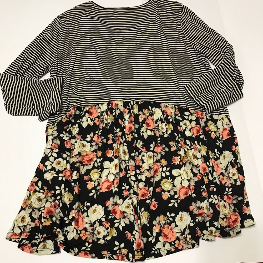Black/Gray Striped top w Floral Flounce top -TO-65 - Picture 8 of 8