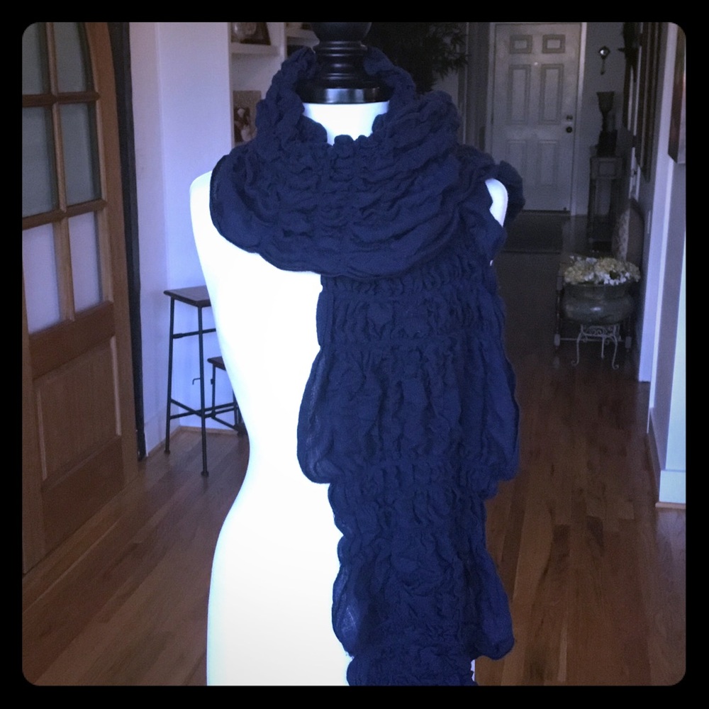 Unique crinkled and elastic navy scarf