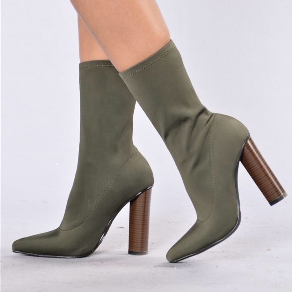 FASHION NOVA Olive boots