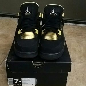 Air Jordan 4s thunder