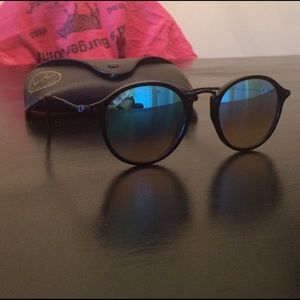 Women's mirrored Ray Bans