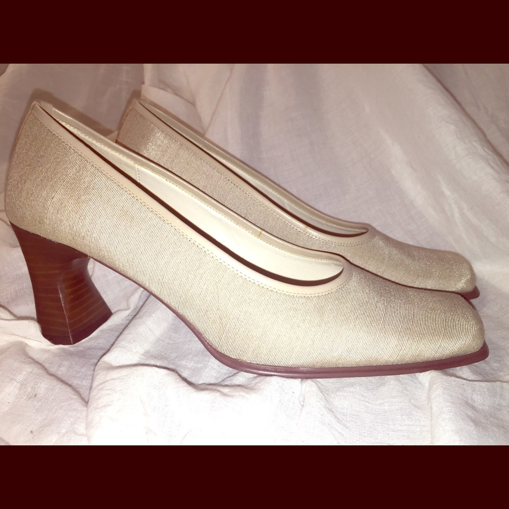 Anne Klein 2 textured fabric shoes w/wood heels
