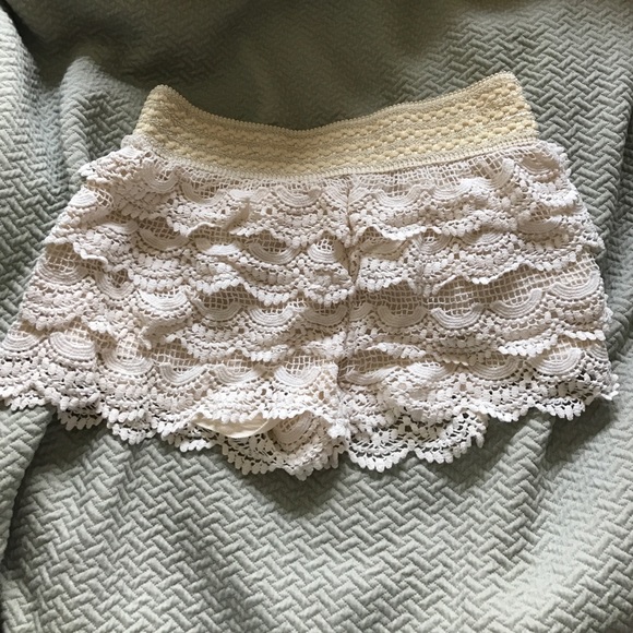 Frilly shorts - Picture 1 of 3