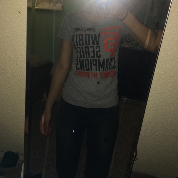 i'm selling a Giants baseball shirt - Picture 2 of 2